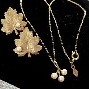 Sarah Coventry Gold Leaf & Pearls Set Necklace & Earrings Signed & velvet box